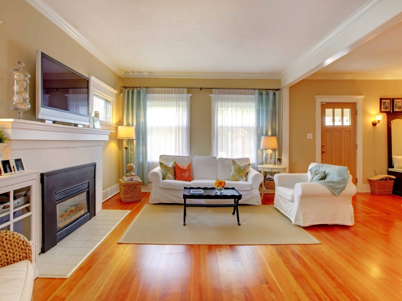 Bright, freshly cleaned living room in a Knoxville home